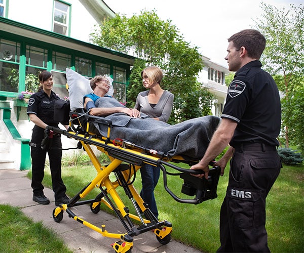 EMS提供商用担架运送病人