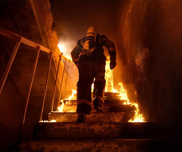 消防员爬楼结构大火